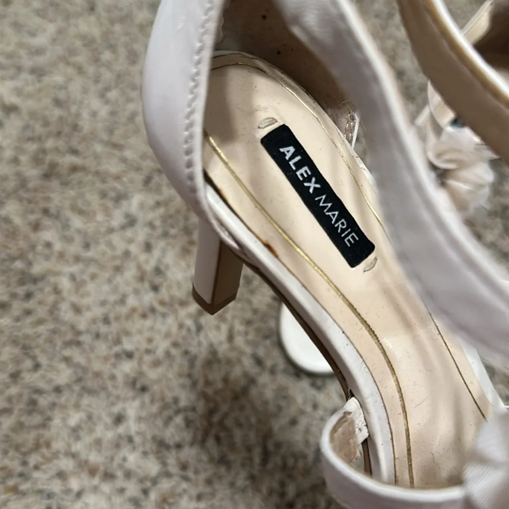 Elegant Cream Floral Women's Sandals - Picture 8 of 10